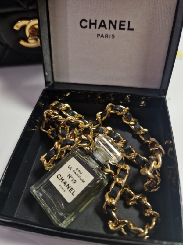 Vintage CHANEL Gold Plate Chain Perfume Parfum No.5 Charm 24" Necklace Vintage CHANEL Gold Plate Chain Perfume Parfum No.5 Charm 24" Necklace Chain drop: 27 cm. Price: €650 In great condition!!