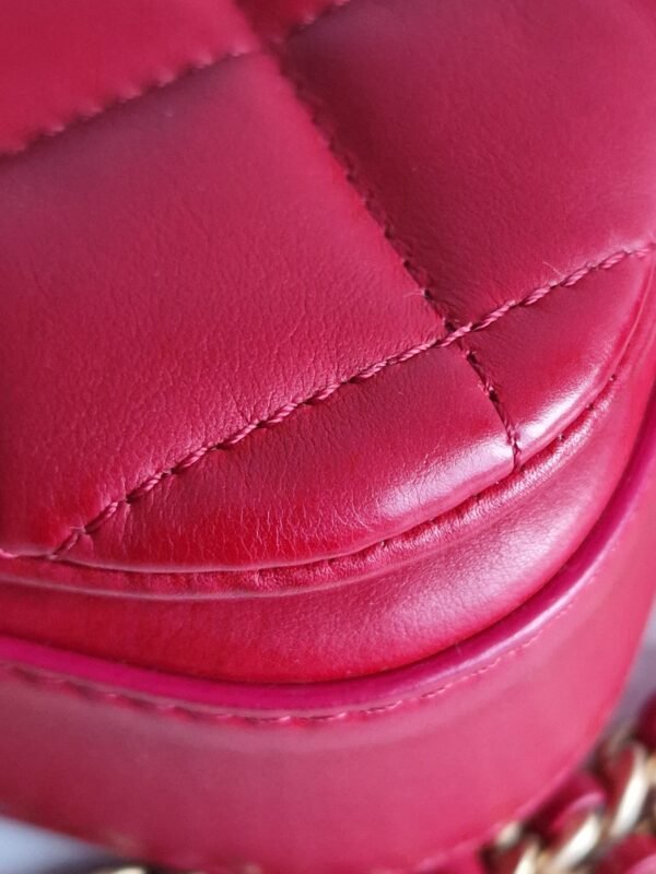 Chanel nailed flap bag in red calfskin GHW corner 3